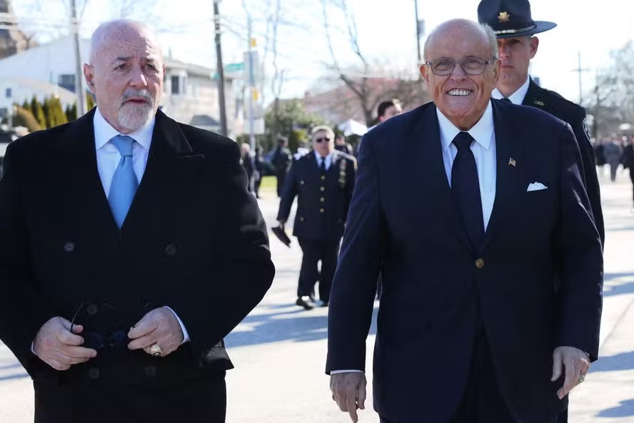 Bernard Kerik (à esquerda) e o ex-prefeito da cidade de Nova York Rudy Giuliani: amizade 