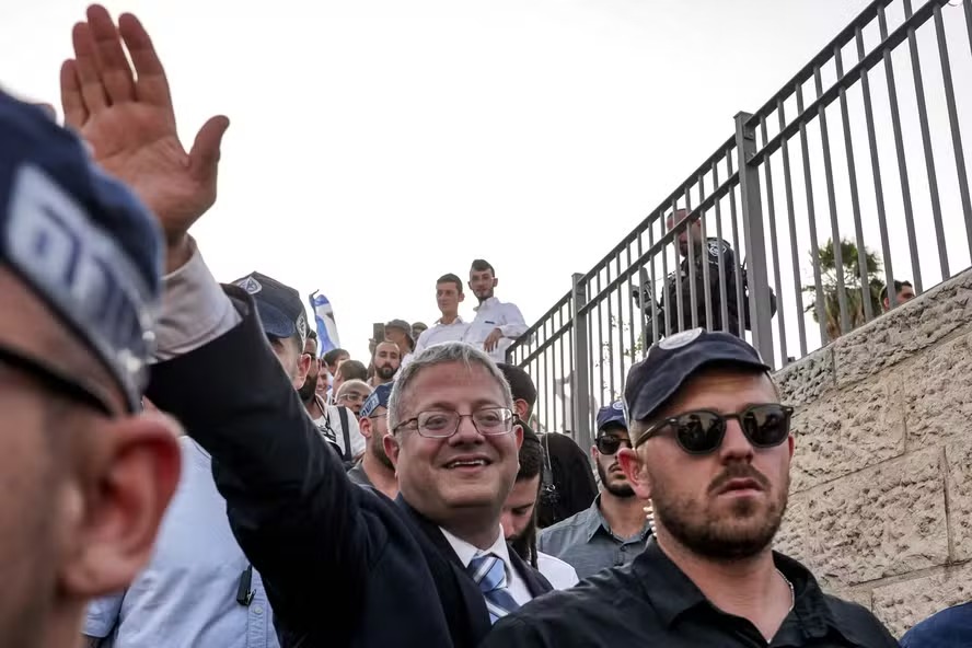 Ministro israelense de extrema-direita, Itamar Ben Gvir (ao centro) afirma que é 'hora de usar força total' em Gaza 