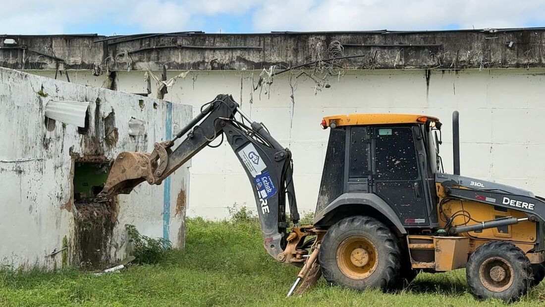 Demolição simbólica de alguns setores, entre eles um dos pavilhões, a igreja e o galpão de visita.