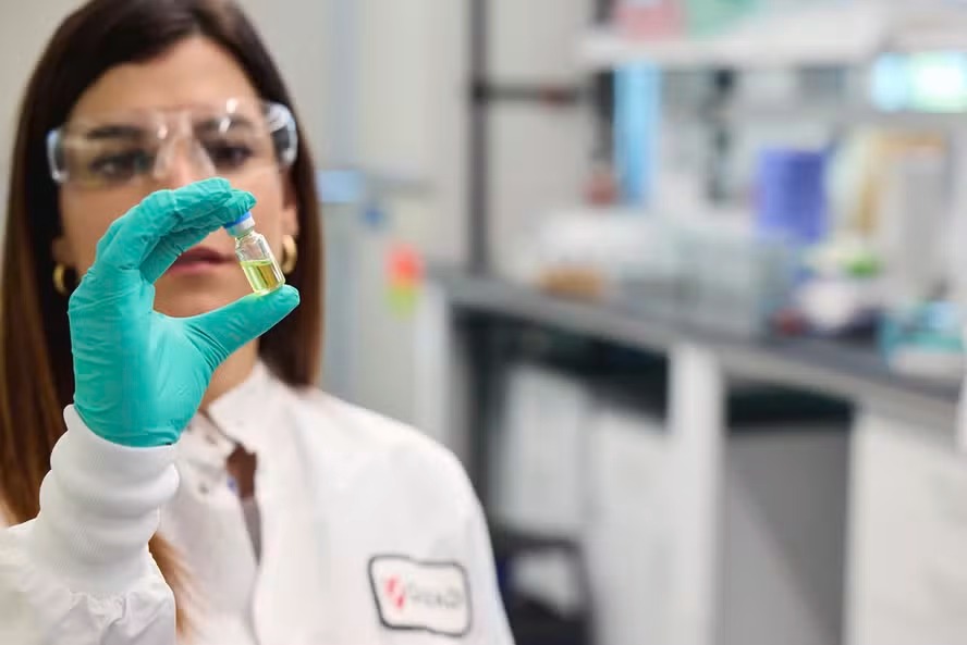 Pesquisadora da Gilead segura ampola de antiviral pré-exposição injetável contra HIV 