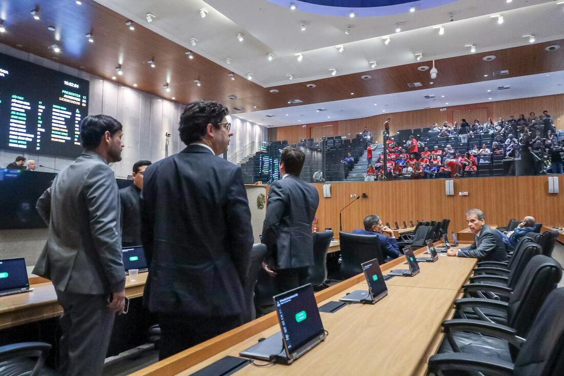 Falta de quórum adia mais uma vez votações da Alepe