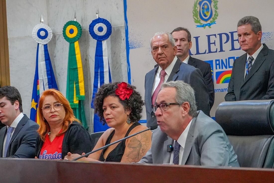 Alepe recebe representantes da educação