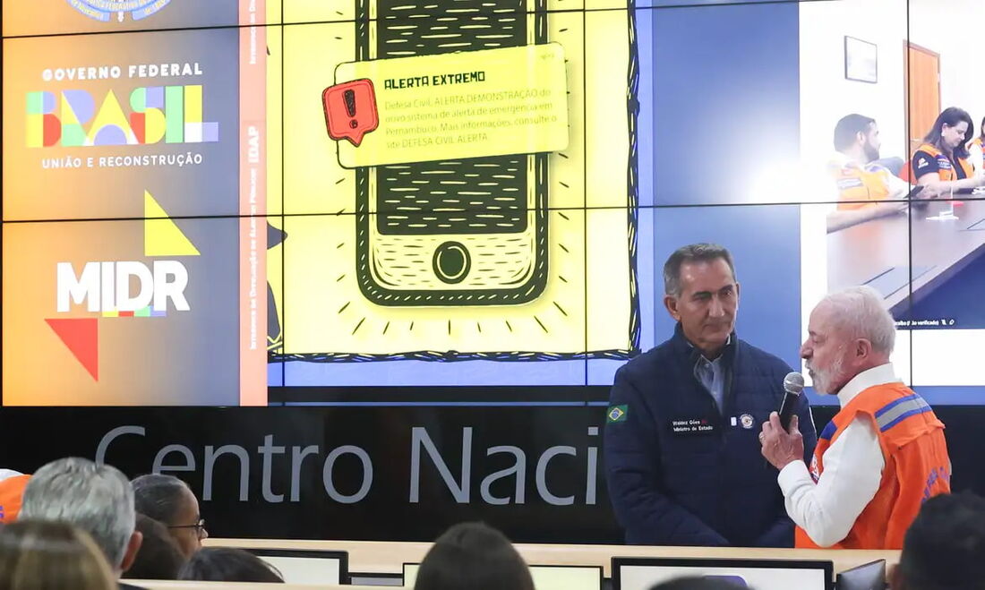 O presidente Luiz Inácio Lula da Silva e o ministro da Integração e do Desenvolvimento Regional, Waldez Góes, durante ativação do novo sistema Defesa Civil Alerta na região Nordeste.