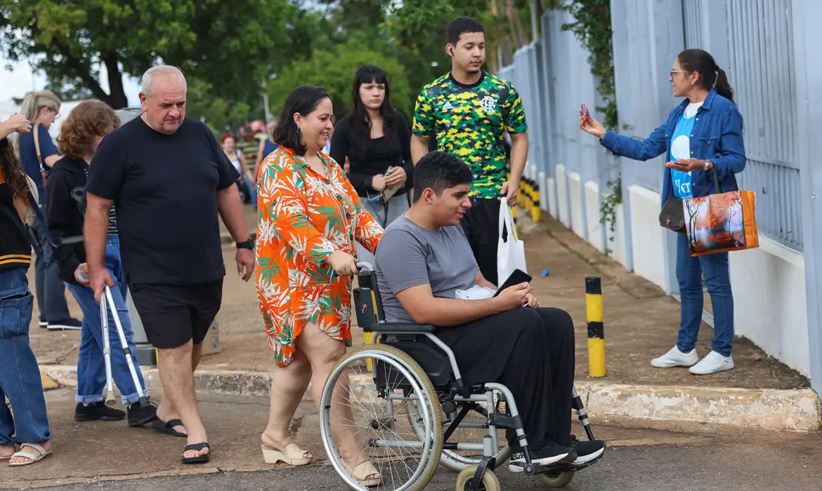 Estudantes chegando para realizar o Enem 
