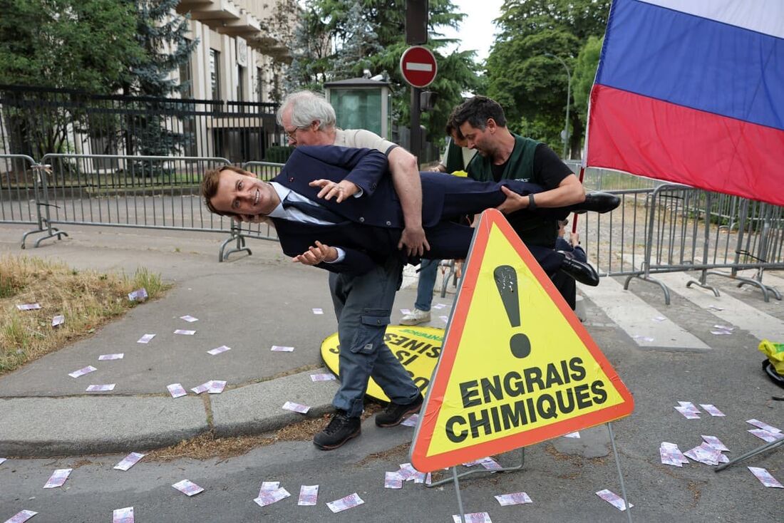 Ativistas ambientais ergueram uma estátua de cera do presidente francês Emmanuel Macron