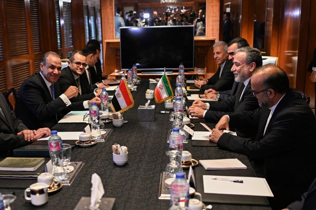 O Ministro das Relações Exteriores do Egito, Badr Abdelatty, encontra-se com seu homólogo iraniano, Abbas Araghchi, no Cairo, em 2 de junho de 2025.