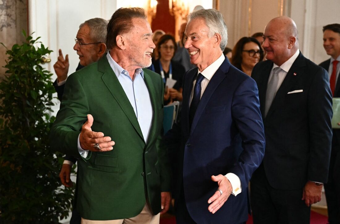 O ator, empresário e ex-governador da Califórnia, Arnold Schwarzenegger, e o ex-primeiro-ministro da Grã-Bretanha, Tony Blair, chegam para participar da Cúpula Mundial Austríaca em Viena, Áustria.