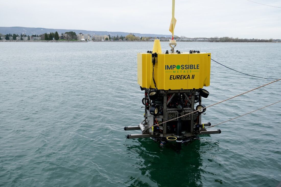 Eureka II, um veículo robótico subaquático da Impossible Metals, sendo lançado na água em Collingwood, Ontário, em 1&ordm; de maio de 2025.