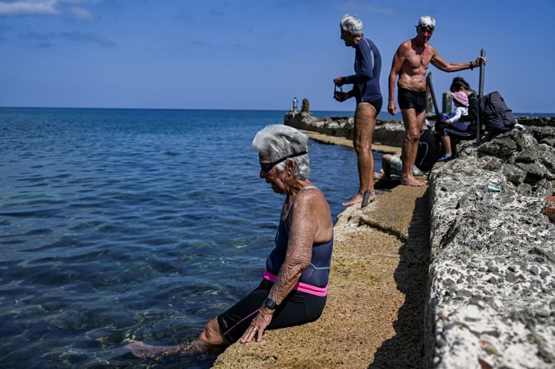 Em Cuba, idosos desafiam a velhice a nado
