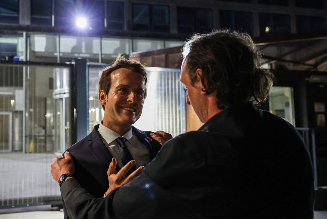 Um ativista ambiental do Greenpeace ergue uma estátua de cera do presidente francês Emmanuel Macron, roubada no dia anterior do Museu Grevin