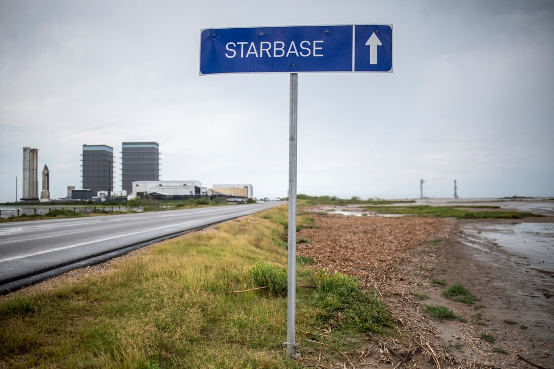 Placa apontando a direção para Starbase, cidade de Elon Musk