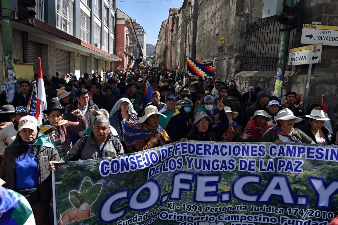 Apoiadores do ex-presidente da Bolívia, Evo Morales, marcham em direção à Plaza Murillo para exigir que ele seja autorizado a concorrer a um quarto mandato como presidente nas próximas eleições gerais