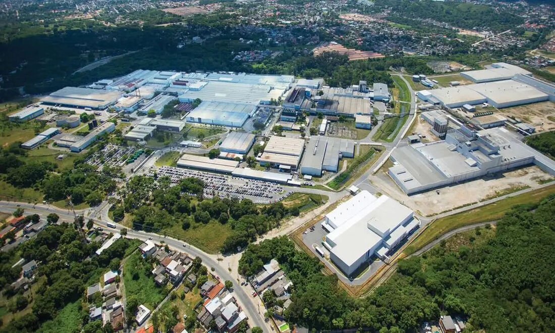 Emprego industrial tem primeira queda mensal em 18 meses