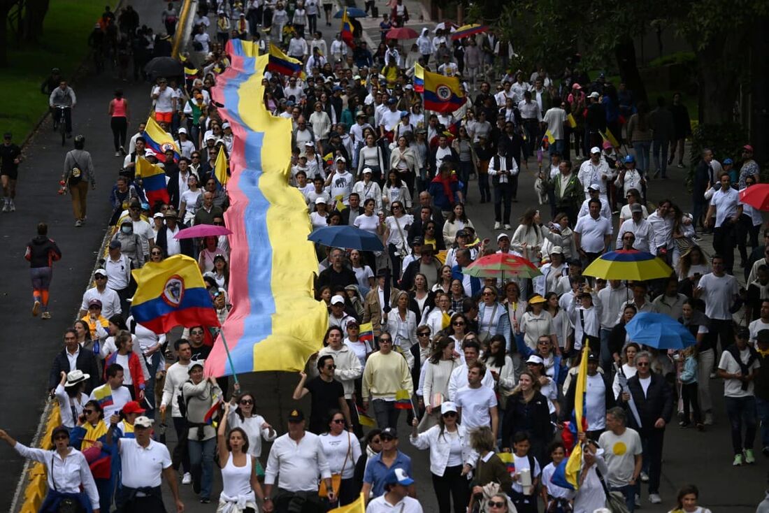 Após atentado contra Miguel Uribe, colombianos pedem paz em manifestação em 8 de junho