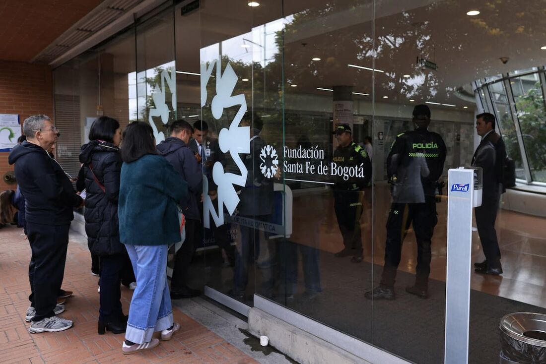Policiais guardam a entrada da clínica da Fundación Santa Fe, onde  Miguel Uribe está hospitalizado