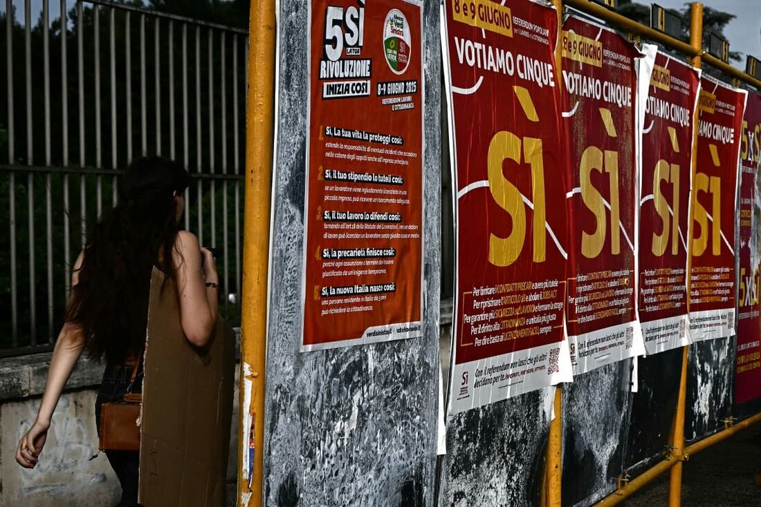 Cartaz convoca para votar em um referendo na Itália