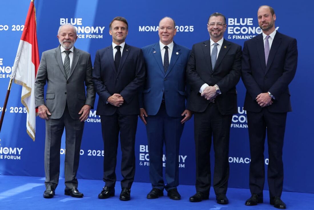 O presidente brasileiro Luiz Inácio Lula da Silva, o presidente francês Emmanuel Macron, o príncipe Albert II de Mônaco, o presidente da Costa Rica Rodrigo Chaves Robles e o príncipe britânico William, príncipe de Gales, posam durante o Fórum de Economia