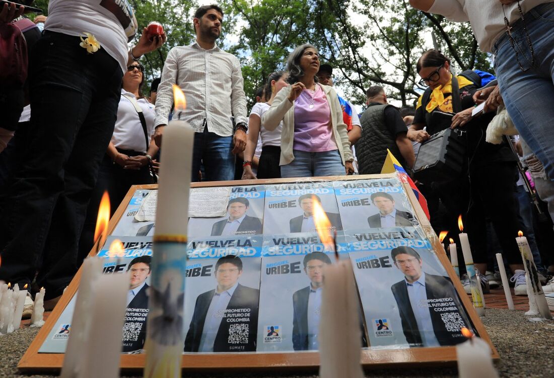 Pessoas acendem velas Miguel Uribe durante um protesto contra a violência e a favor da paz em Medellín, Colômbia