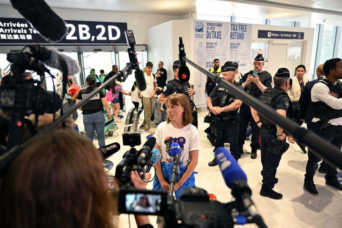 Greta Thunberg chega a França após ser sequestrada por Israel
