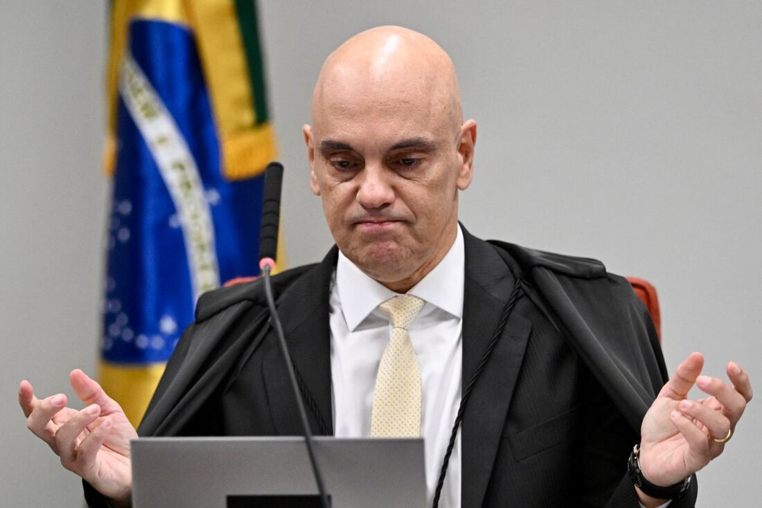 O ministro do Supremo Tribunal Federal Alexandre Moraes gesticula durante audiências envolvendo o ex-presidente Jair Bolsonaro e seus associados