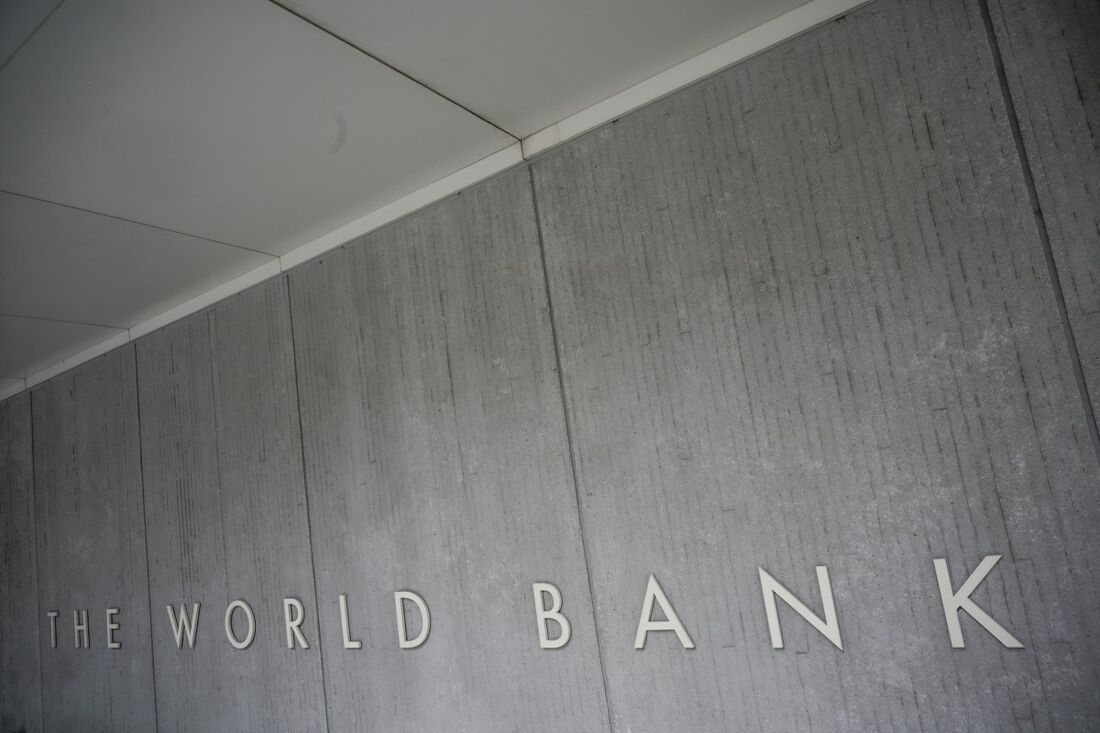 O logotipo do Grupo Banco Mundial é visto na sede do credor global de desenvolvimento, com sede em Washington, D.C.