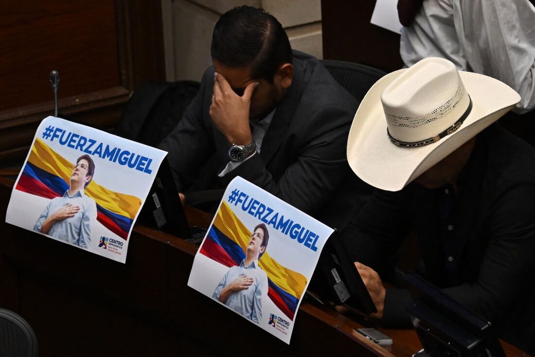 Cartazes com a foto do senador e candidato presidencial colombiano Miguel Uribe com os dizeres "Força, Miguel" são vistos no Congresso em Bogotá