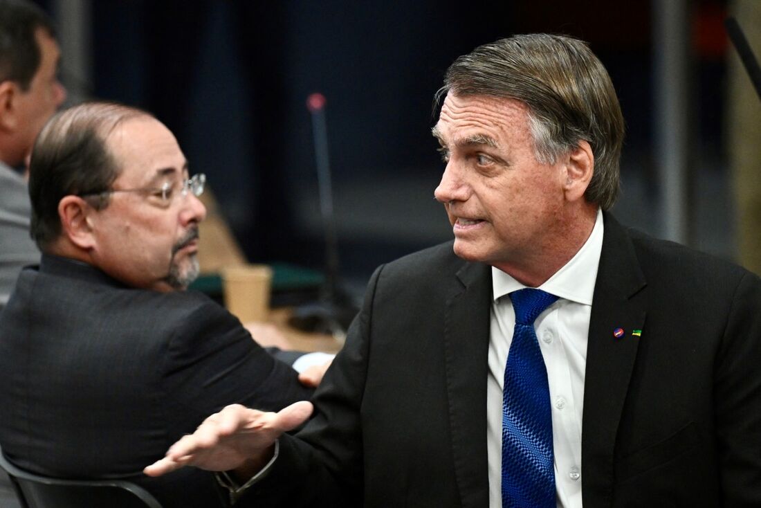 Bolsonaro presta depoimento junto com sete outros acusados de conspiração para anular os resultados das eleições de 2022