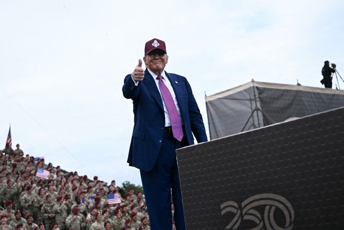 O presidente dos EUA, Donald Trump, faz um sinal de positivo ao discursar em Fort Bragg, uma instalação militar do Exército dos EUA