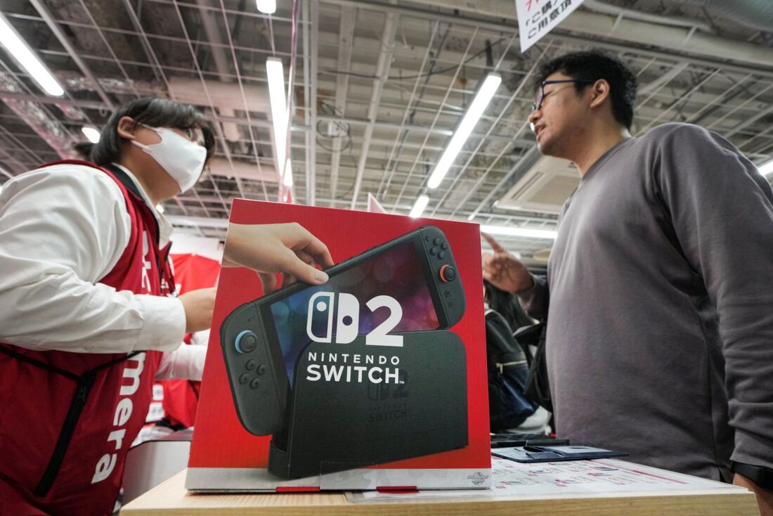 Cliente comprando um Nintendo Switch 2 em uma loja de eletrônicos em Tóquio. 