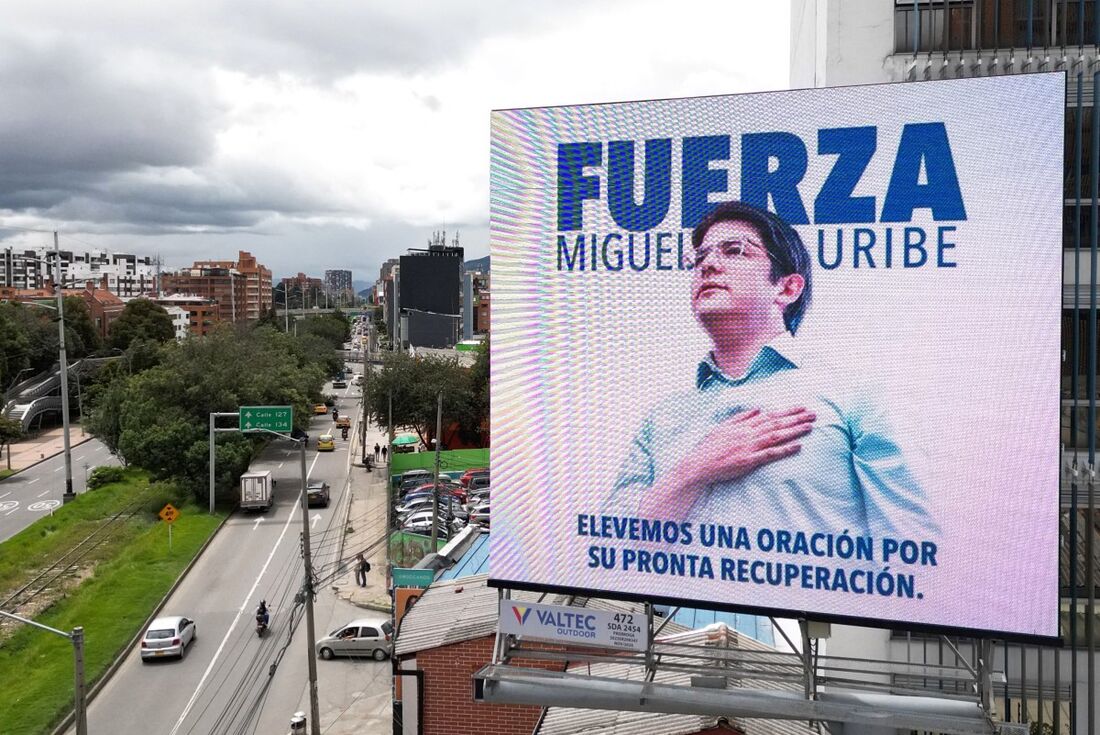 Outdoor em apoio a Miguel Uribe, pré-candidato colombiano que foi vítima de atendado