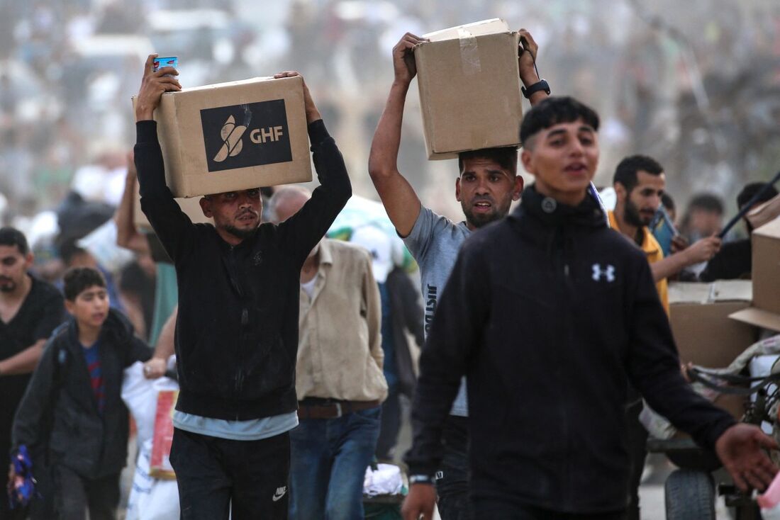 População da faixa de Gaza recebendo mantimentos da GHZ