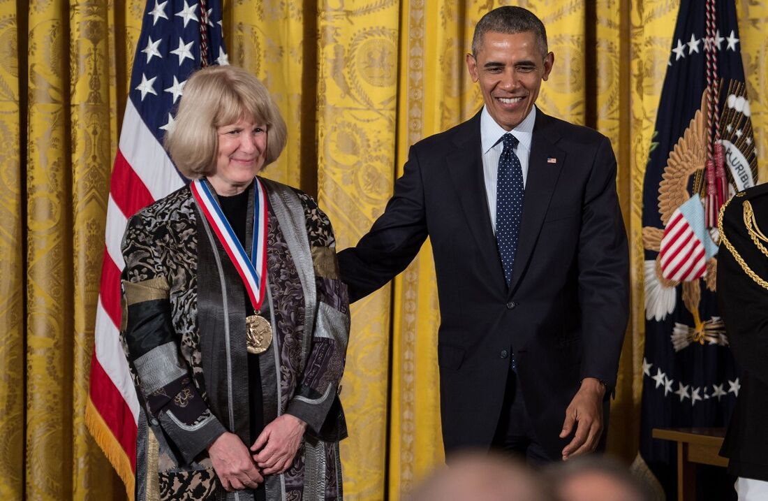 O ex-presidente dos EUA, Barack Obama, concede a Medalha Nacional de Ciências à Dra. Mary-Claire King, da Universidade de Washington, por contribuições pioneiras à genética humana, em 19 de maio de 2016.