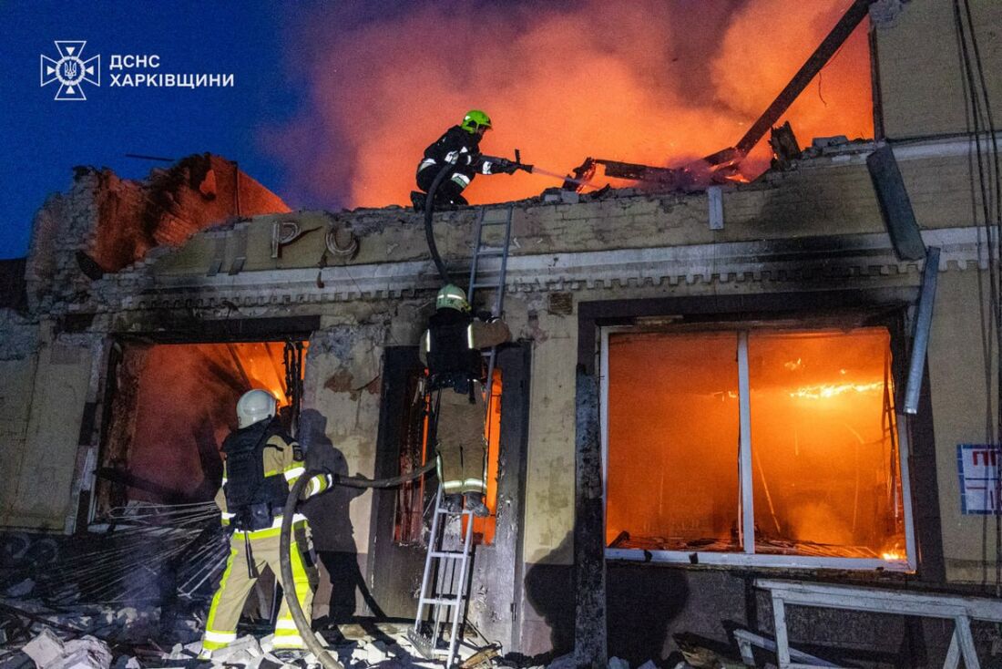 Bombeiros apagam incêndio em um supermercado destruído durante um ataque de drones russos durante a noite em Kharkiv, em meio à invasão russa na Ucrânia