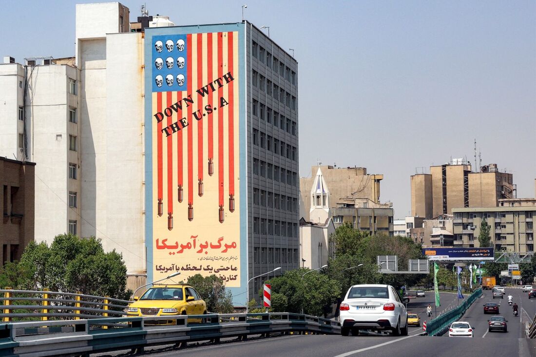 Mural "Abaixo os EUA" pintado na lateral do prédio da Organização Nacional de Testes Educacionais, no centro de Teerã
