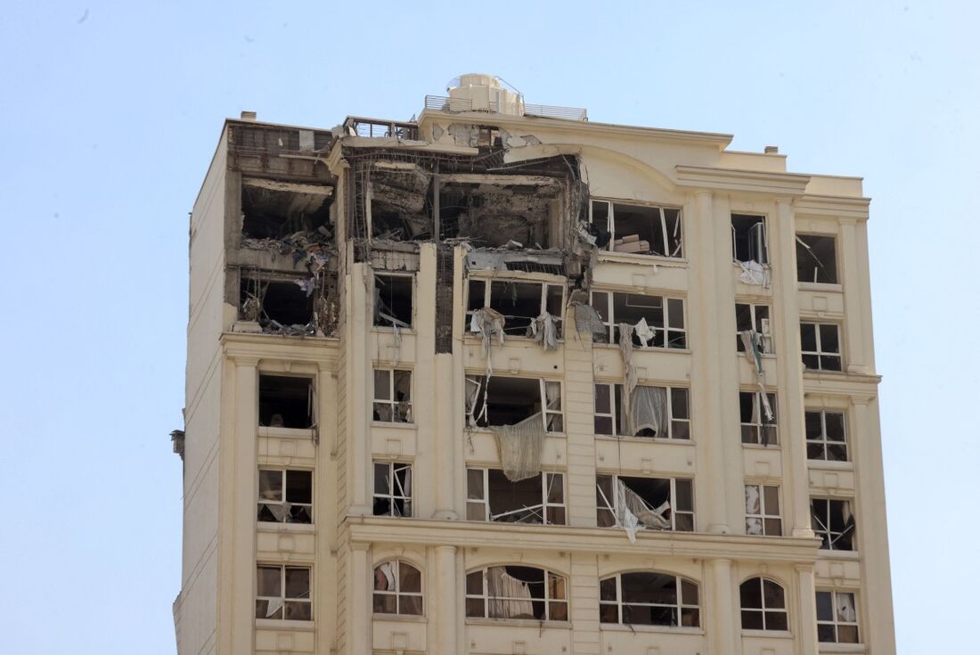 Prédio danificado em um ataque israelense a Teerã em 13 de junho de 2025
