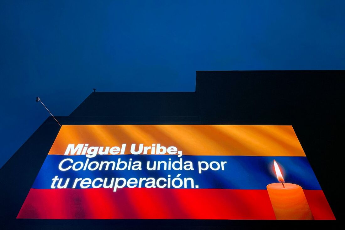 Um telão exibido do lado de fora de um shopping em Bogotá, em 12 de junho de 2025, dizia "Miguel Uribe, Colômbia, unidos pela sua recuperação".