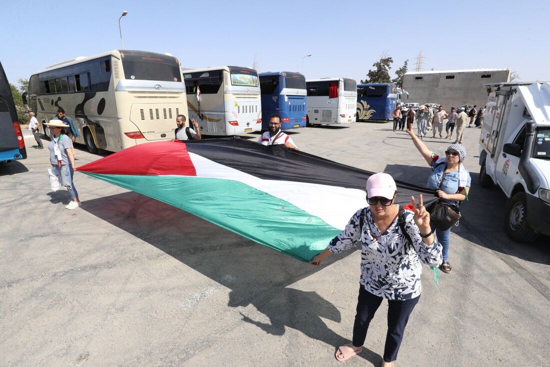 Bandeira da Palestina sendo estendida por apoiadores