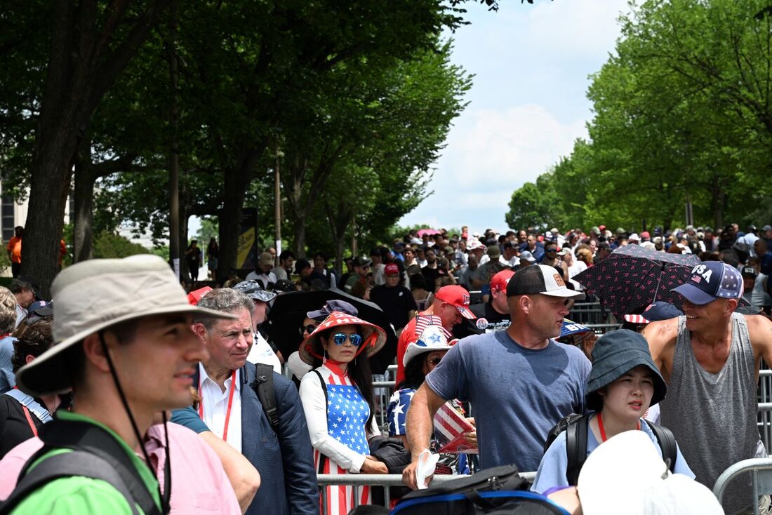 Pessoas fazem fila para participar do desfile do 250º aniversário do Exército dos EUA em Washington, D.C.