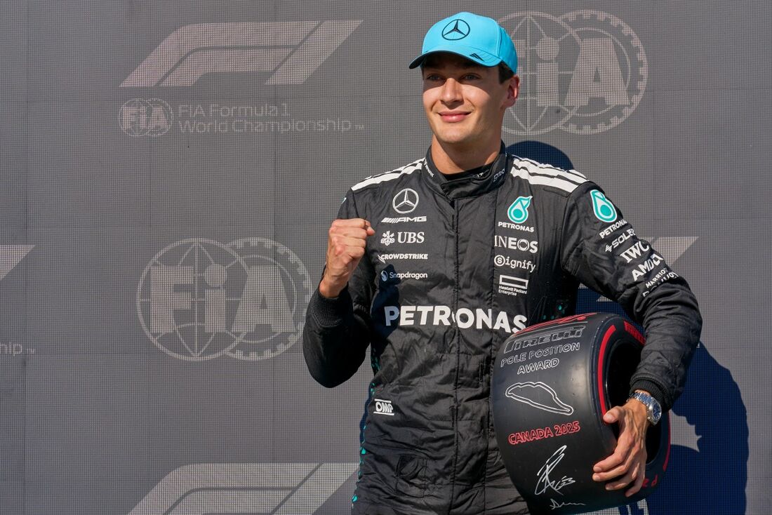O piloto britânico da Mercedes, George Russell, após conquistar a pole position