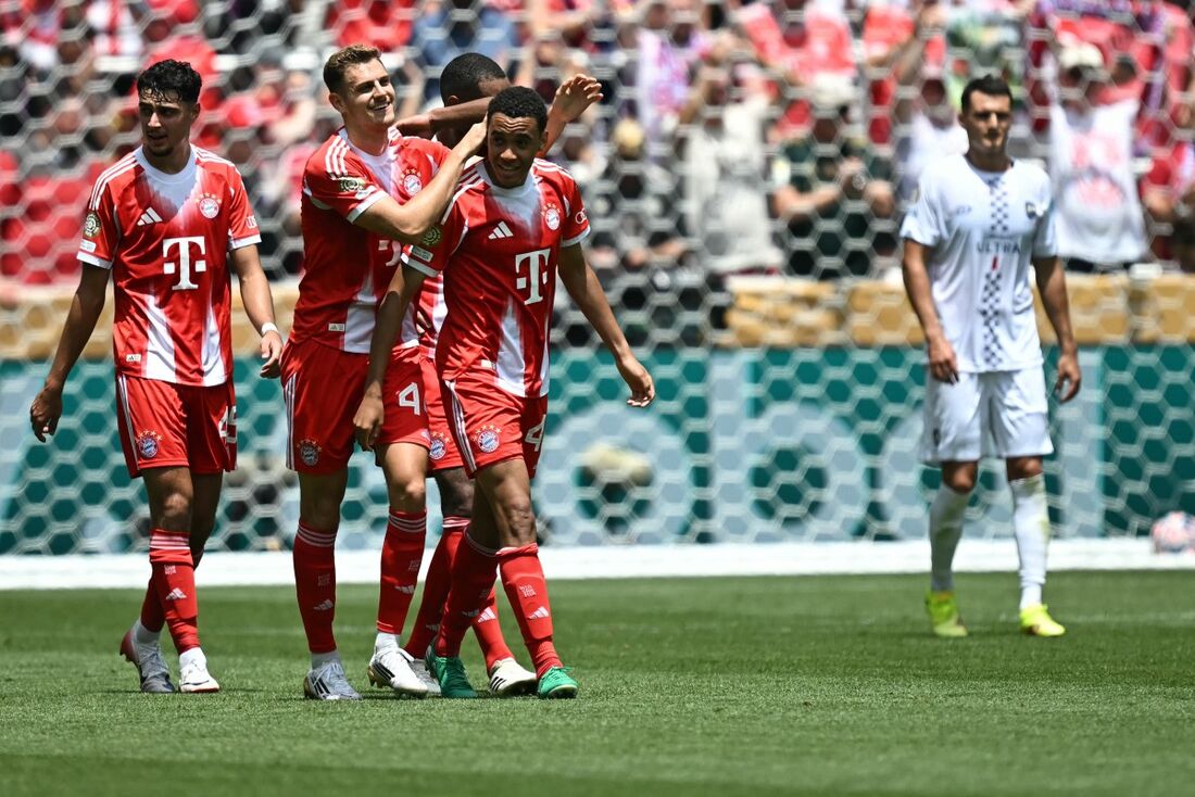 Musiala comemora um de seus três gols na partida