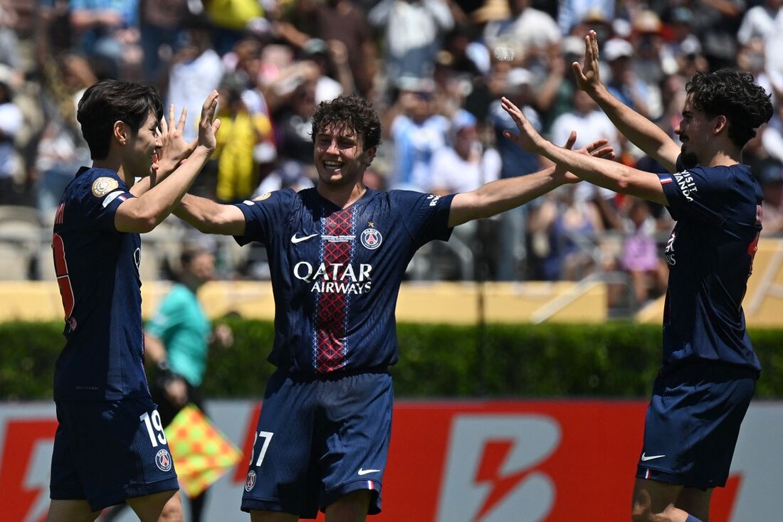 Kang-in Lee comemora seu gol com os companheiros