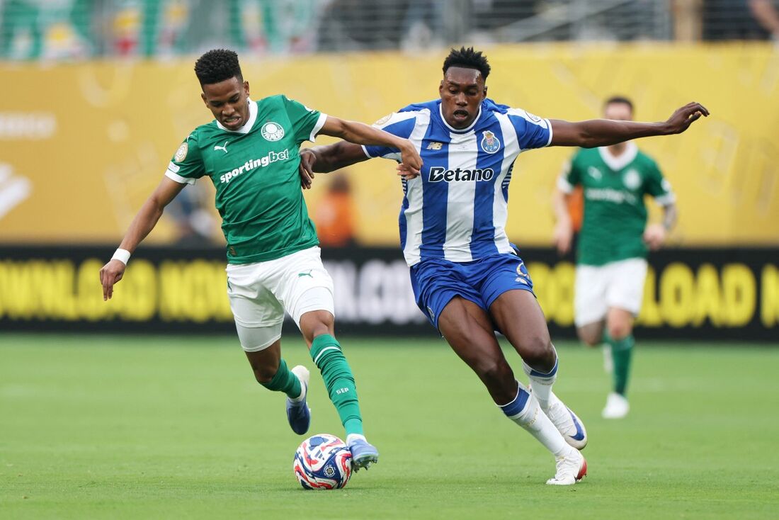 Estêvão, do Palmeiras, disputa bola com Samu Aghehowa, do Porto