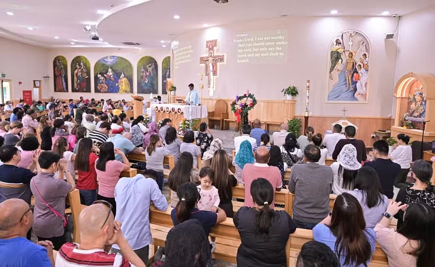 A Igreja Nossa Senhora do Rosário recebe cristãos indianos paquistaneses e filipinos.