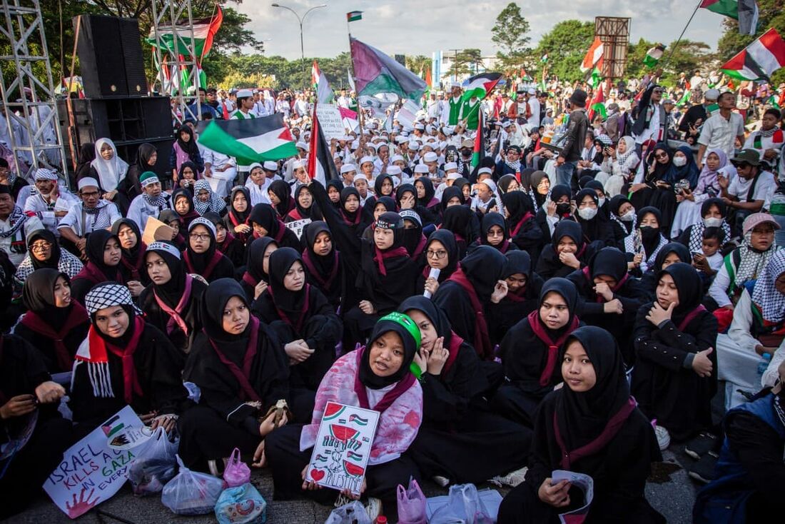 Muçulmanos indonésios participam de um comício em apoio à "Marcha Global para Gaza" no Estádio Wibawa Mukti em Bekasi, Java Ocidental, em 15 de junho de 2025.