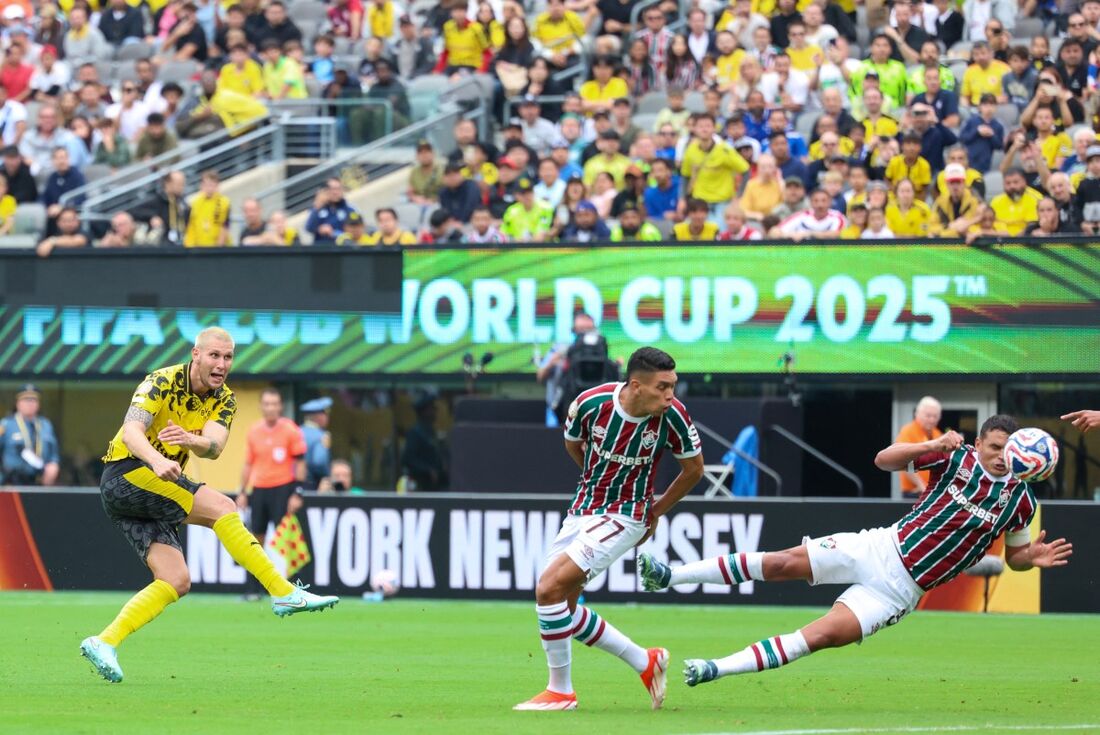 Lance de jogo entre Fluminense e Borussia Dortmund, pelo Mundial de Clubes 