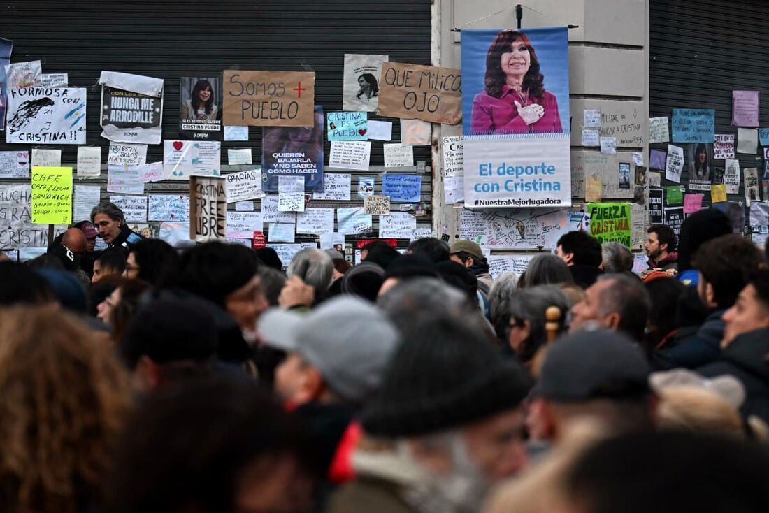 Manifestantes com mensagens de apoio à ex-presidente argentina Cristina Fernández de Kirchner