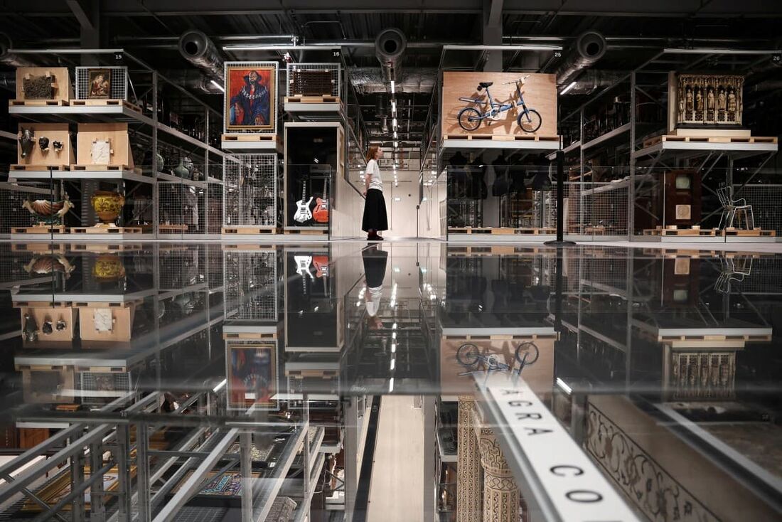 Um visitante observa os artefatos expostos no recém-inaugurado museu V&A East Storehouse, no leste de Londres, em 12 de junho de 2025.