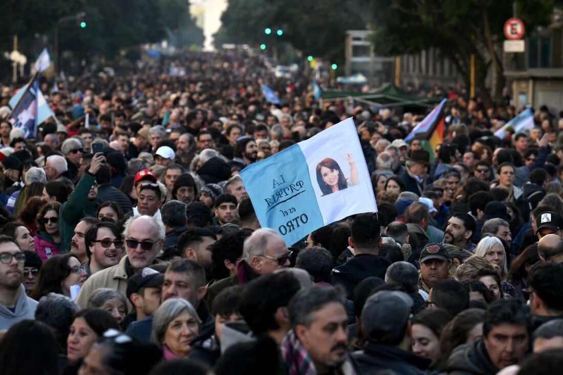 Dezenas de milhares de pessoas se manifestam nesta quarta-feira (18) em Buenos Aires em apoio à ex-presidente argentina Cristina Kirchner, que desde a véspera cumpre uma pena de seis anos de prisão domiciliar por corrupção, constataram jornalistas da AFP.