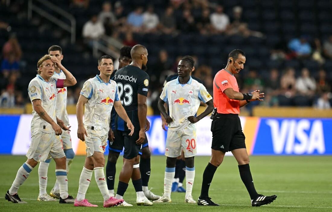 Duelo entre Pachuca e Red Bull Salzburg teve que ser paralisado durante o segundo tempo