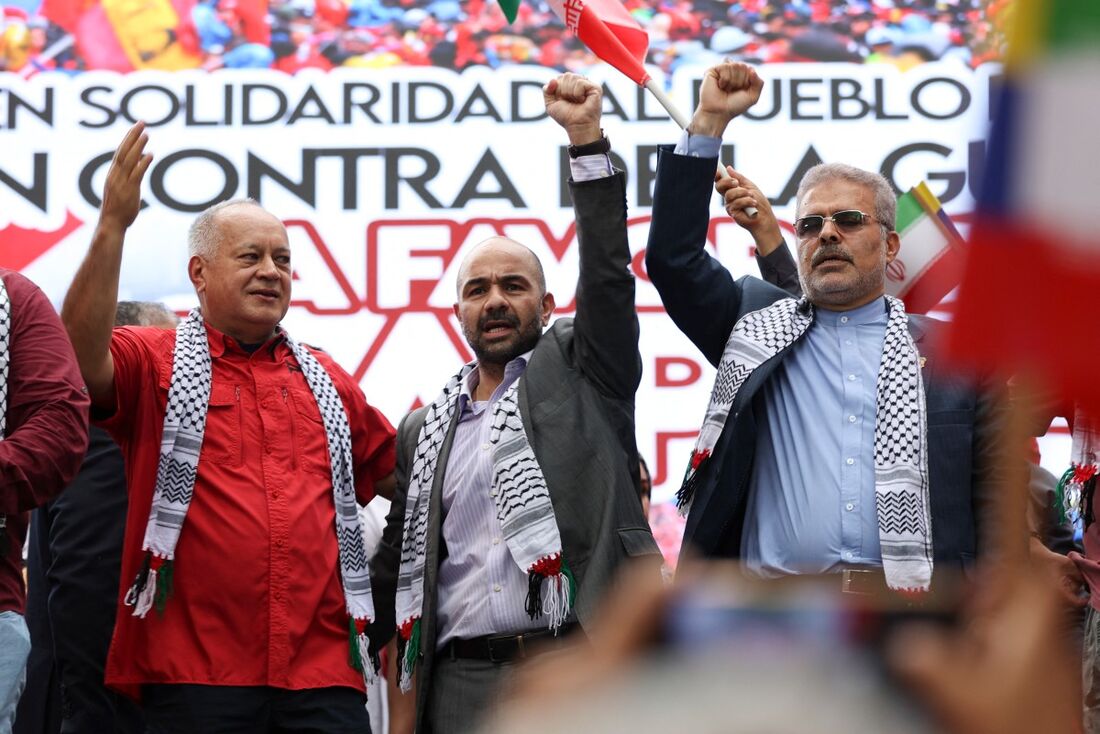 O Ministro das Relações Interiores, Justiça e Paz da Venezuela, Diosdado Cabello, o Embaixador da Palestina na Venezuela, Fadi Alzaben, e o Embaixador do Irã na Venezuela, Ali Chegini, participam de uma manifestação contra os ataques de Israel ao Irã